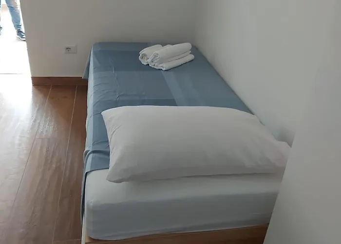 Characteristic Garibaldi *