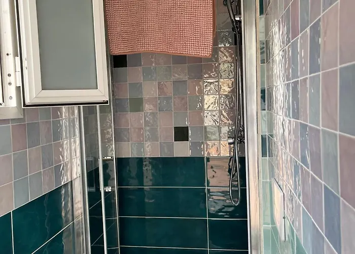 Characteristic Garibaldi Apartment *